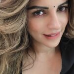 Shama Sikander Instagram - Naina thag lenge...🥰 #aankhein #eyes #browneyes #romantic #romanticsongs #bollywood #reels #reelsinstagram #reelitfeelit #reelkarofeelkaro #reelsindia #actor #expression #expressive #fun #swag #art #acting #actorslife #superstar