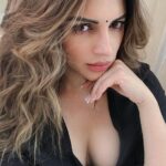 Shama Sikander Instagram - My sunday mood.... Happy Sunday everyone...🥰 Swipe right ➡️ and let me know what’s your mood matching with today in comments ❤️ . . #sunday #funday #weekend #vibes #nature #summer #picoftheday #smile #life #beautiful #selfie #mood