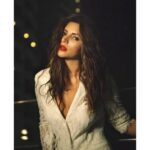 Shama Sikander Instagram - Some people grumble that roses have thorns, I am grateful that thorns have roses.... . . #beautiful #eyes #photooftheday #love #life #happy #cute #hair #style #fashion #loveyourself #nature #motivation #selflove #inspiration #positivevibes #instagram #portrait #post