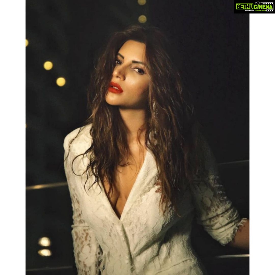 Shama Sikander Instagram - Some people grumble that roses have thorns, I am grateful that thorns have roses.... . . #beautiful #eyes #photooftheday #love #life #happy #cute #hair #style #fashion #loveyourself #nature #motivation #selflove #inspiration #positivevibes #instagram #portrait #post