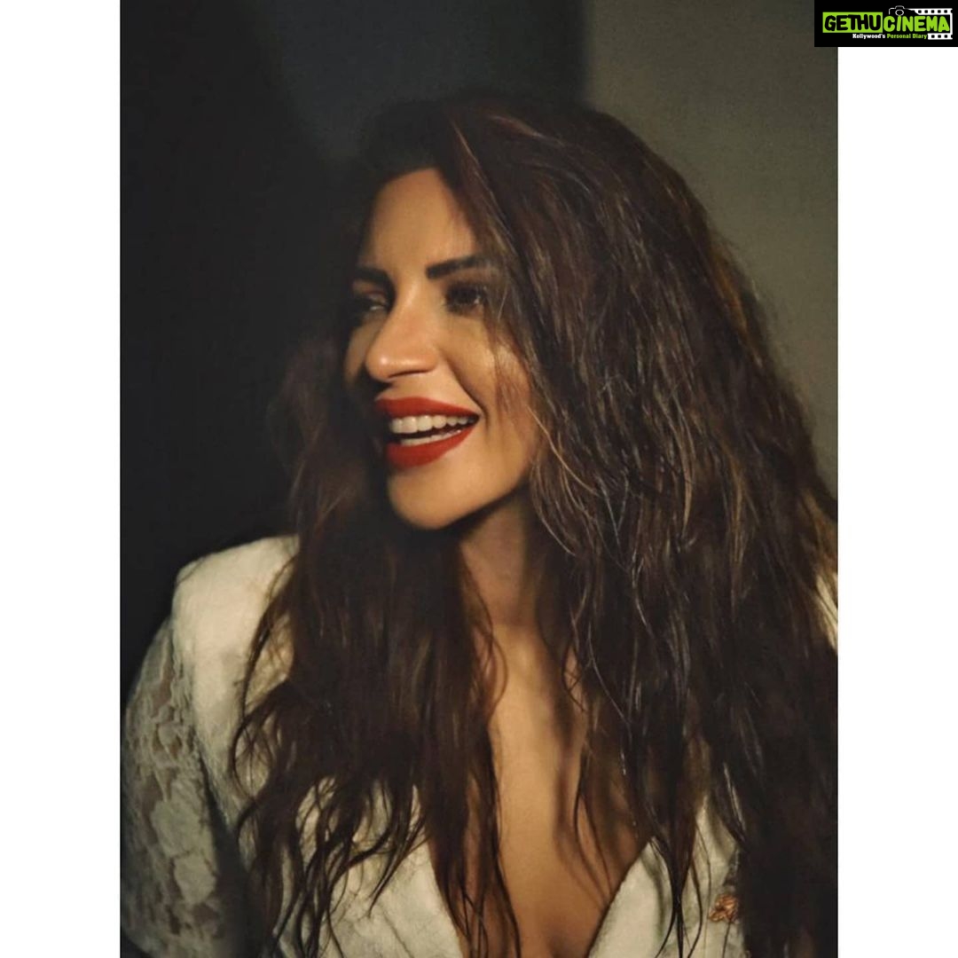 Shama Sikander Instagram - Some people grumble that roses have thorns, I am grateful that thorns have roses.... . . #beautiful #eyes #photooftheday #love #life #happy #cute #hair #style #fashion #loveyourself #nature #motivation #selflove #inspiration #positivevibes #instagram #portrait #post