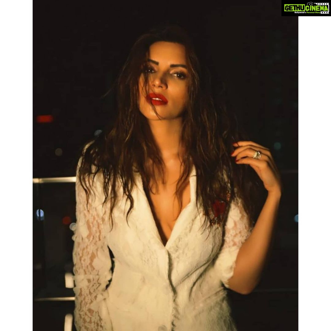 Shama Sikander Instagram - Some people grumble that roses have thorns, I am grateful that thorns have roses.... . . #beautiful #eyes #photooftheday #love #life #happy #cute #hair #style #fashion #loveyourself #nature #motivation #selflove #inspiration #positivevibes #instagram #portrait #post