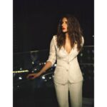 Shama Sikander Instagram - Some people grumble that roses have thorns, I am grateful that thorns have roses.... . . #beautiful #eyes #photooftheday #love #life #happy #cute #hair #style #fashion #loveyourself #nature #motivation #selflove #inspiration #positivevibes #instagram #portrait #post