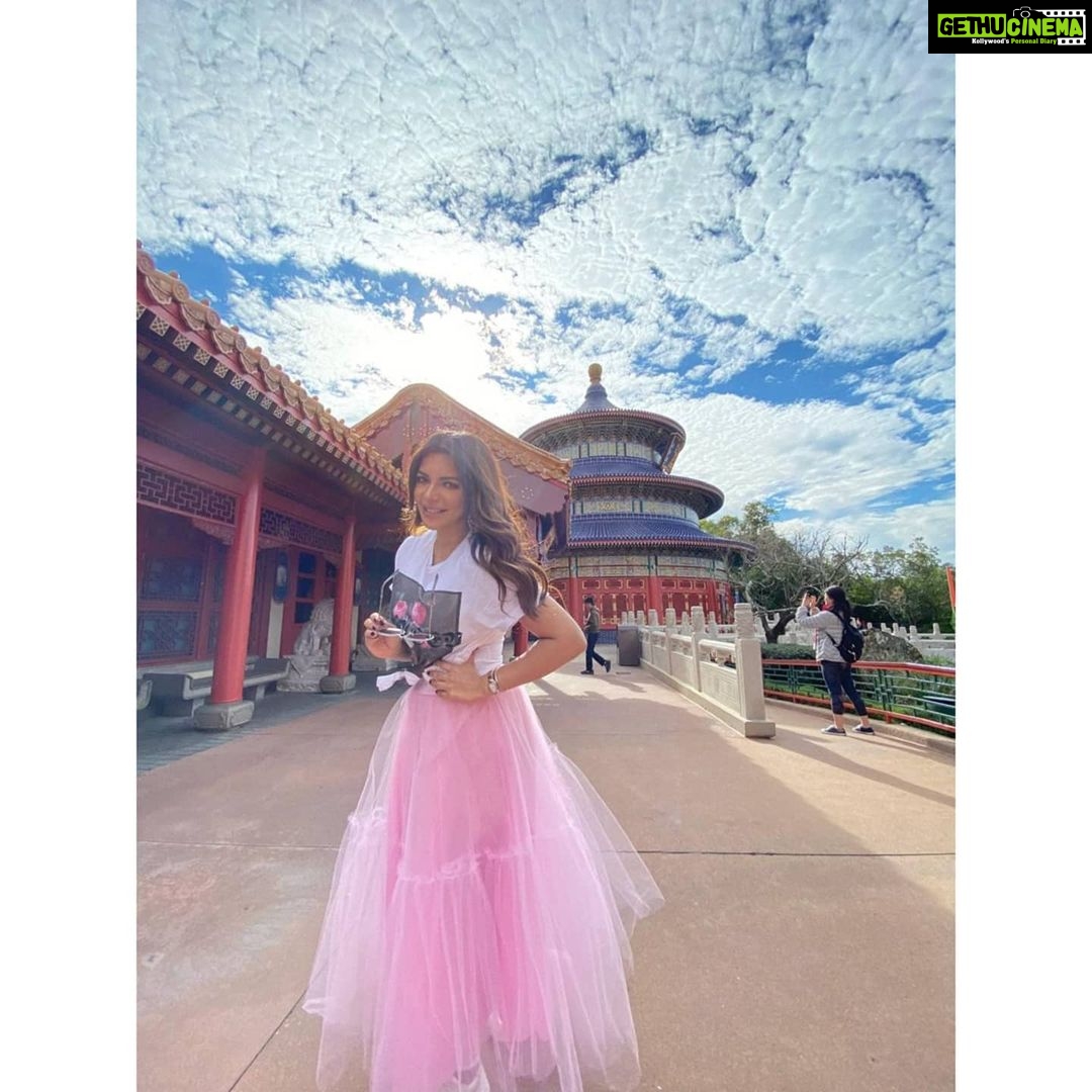 Shama Sikander Instagram - Alice in wonderland.....🥰🥰 .when the sky was happy and showering its abundance 😇😇😇 . #fairytale #disney #fairy #love #adventure #magical #beautiful #princess #nature #beauty #holiday #days #smile #travel #vacation #actorlife #traveltheworld