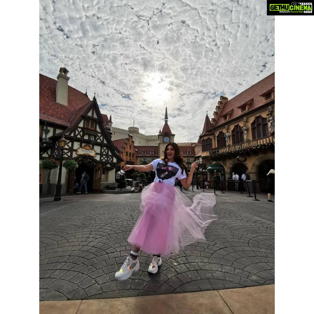 Shama Sikander Instagram - Alice in wonderland.....🥰🥰 .when the sky was happy and showering its abundance 😇😇😇 . #fairytale #disney #fairy #love #adventure #magical #beautiful #princess #nature #beauty #holiday #days #smile #travel #vacation #actorlife #traveltheworld