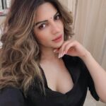Shama Sikander Instagram - My sunday mood.... Happy Sunday everyone...🥰 Swipe right ➡️ and let me know what’s your mood matching with today in comments ❤️ . . #sunday #funday #weekend #vibes #nature #summer #picoftheday #smile #life #beautiful #selfie #mood