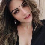 Shama Sikander Instagram - My sunday mood.... Happy Sunday everyone...🥰 Swipe right ➡️ and let me know what’s your mood matching with today in comments ❤️ . . #sunday #funday #weekend #vibes #nature #summer #picoftheday #smile #life #beautiful #selfie #mood