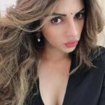 Shama Sikander Instagram - My sunday mood.... Happy Sunday everyone...🥰 Swipe right ➡️ and let me know what’s your mood matching with today in comments ❤️ . . #sunday #funday #weekend #vibes #nature #summer #picoftheday #smile #life #beautiful #selfie #mood