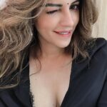 Shama Sikander Instagram - My sunday mood.... Happy Sunday everyone...🥰 Swipe right ➡️ and let me know what’s your mood matching with today in comments ❤️ . . #sunday #funday #weekend #vibes #nature #summer #picoftheday #smile #life #beautiful #selfie #mood