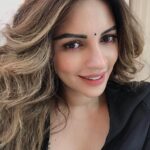 Shama Sikander Instagram - My sunday mood.... Happy Sunday everyone...🥰 Swipe right ➡️ and let me know what’s your mood matching with today in comments ❤️ . . #sunday #funday #weekend #vibes #nature #summer #picoftheday #smile #life #beautiful #selfie #mood