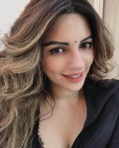 Shama Sikander Instagram - My sunday mood....
Happy Sunday everyone...🥰
Swipe right ➡️ and let me know what’s your mood matching with today in comments ❤️
.
.
#sunday #funday #weekend #vibes #nature #summer #picoftheday #smile #life #beautiful #selfie #mood
