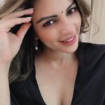 Shama Sikander Instagram - My sunday mood.... Happy Sunday everyone...🥰 Swipe right ➡️ and let me know what’s your mood matching with today in comments ❤️ . . #sunday #funday #weekend #vibes #nature #summer #picoftheday #smile #life #beautiful #selfie #mood