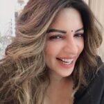 Shama Sikander Instagram - My sunday mood.... Happy Sunday everyone...🥰 Swipe right ➡️ and let me know what’s your mood matching with today in comments ❤️ . . #sunday #funday #weekend #vibes #nature #summer #picoftheday #smile #life #beautiful #selfie #mood