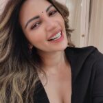 Shama Sikander Instagram - My sunday mood.... Happy Sunday everyone...🥰 Swipe right ➡️ and let me know what’s your mood matching with today in comments ❤️ . . #sunday #funday #weekend #vibes #nature #summer #picoftheday #smile #life #beautiful #selfie #mood