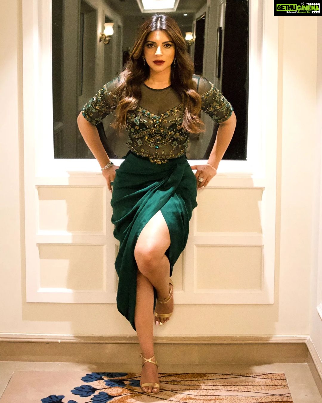 Shama Sikander Instagram - Outfit of the Day π . . Outfit:- @niveditasaboocouture Jewellery:- @studio6jewels @parullkhanna01 Shoes:- @michaelkors . . . #fashion #outfit #lifestyle #beautiful #classy #attitude #bosslady #style #happysaturday #picoftheday #shamasikander