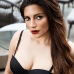 Shama Sikander Instagram - Addicted to hope✨✨ . . . #love #style #photoshoot #pictureoftheday #eyes #makeup #bangkok #travelwithme #smile #looks #black #thailand #actorslife #shamasikander Bangkok Thailand