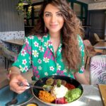 Shama Sikander Instagram – Wana know what i ate for lunch???
This 👆🏻👆🏻👆🏻 #lebanesebowl #vegan #yumminess 

Special photo courtesy:- @rims1978
.
.
.
#yummy #food #foodie #foodlover #healthy #lifestyle #beautiful #smile #happiness💕 #shamasikander Mumbai, Maharashtra