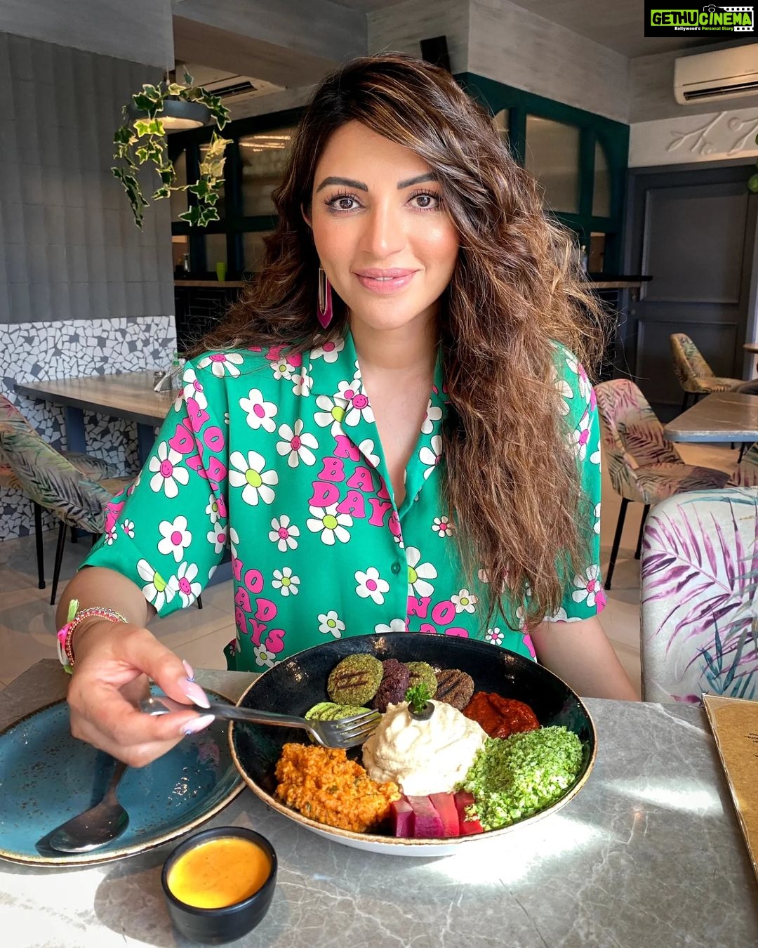 Shama Sikander Instagram - Wana know what i ate for lunch??? This ππ»ππ»ππ» #lebanesebowl #vegan #yumminess Special photo courtesy:- @rims1978 . . . #yummy #food #foodie #foodlover #healthy #lifestyle #beautiful #smile #happinessπ #shamasikander Mumbai, Maharashtra