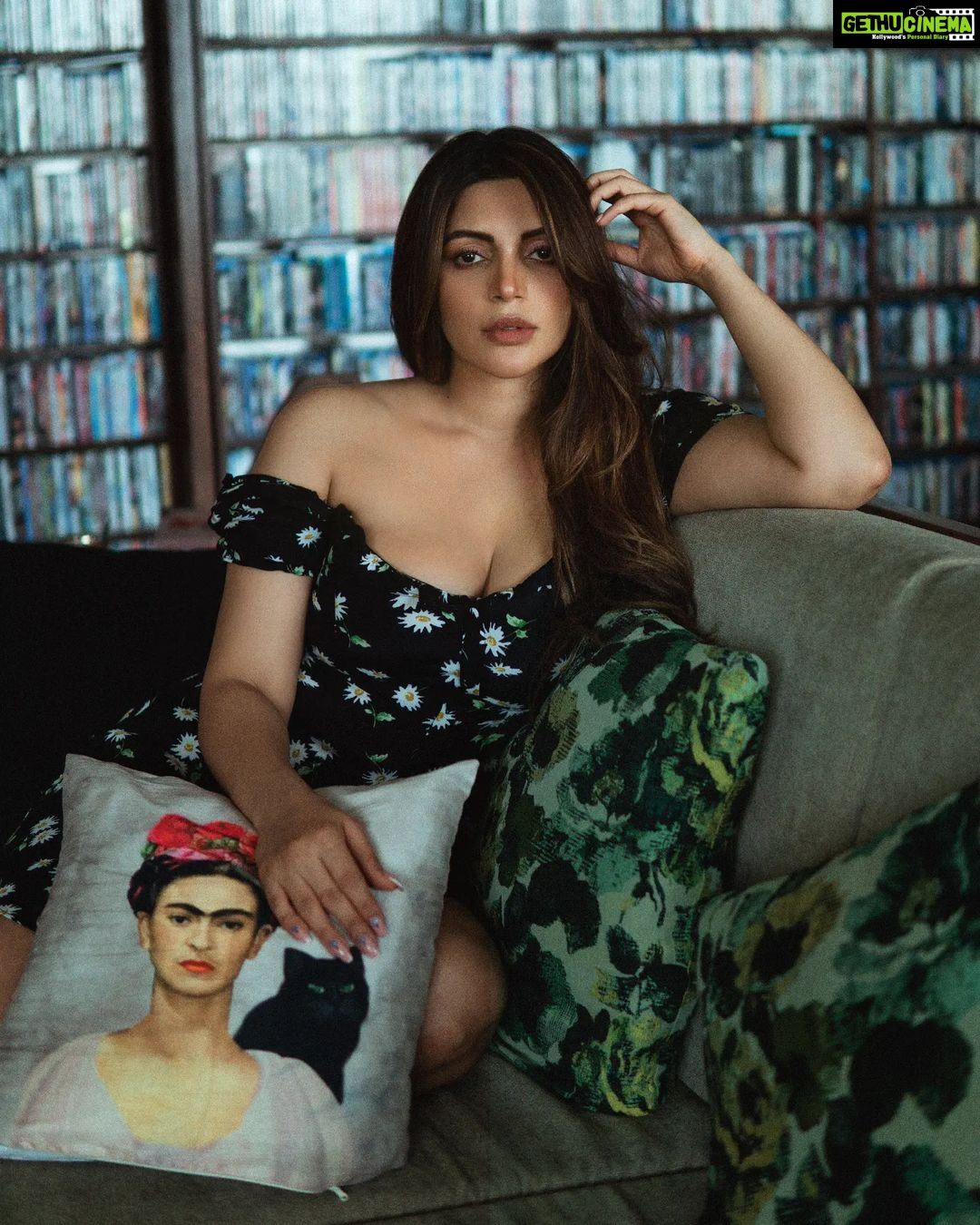 Shama Sikander Instagram - Jab itminaan se khangaala khud ko, thodi main mili aur bahut saare tum ❤️ . . Photographer:- @ankurjraj MUA:- @elishab_mua . . . #love #life #shayari #photooftheday #eyes #photoshoot #goodvibes #gorgeous #shamasikander Mumbai, Maharashtra