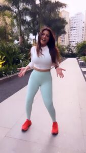 Shama Sikander Instagram - Dance your way out…..🥳🥳🥳 #dance #reel #lovetodance #happy #happydance