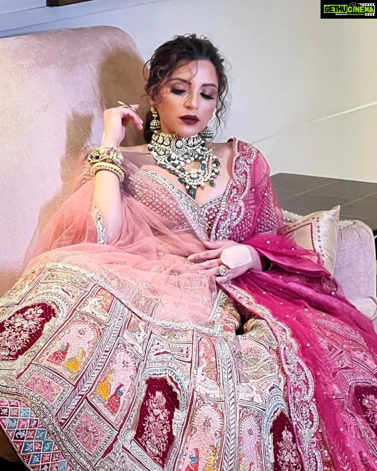Shama Sikander Instagram - Ishq kar, Bahut kar aur haar Jaa.... . . . #love #beautiful #indianwear #lifestyle #photoshoot #makeup #actorslife #photooftheday #gratitude #positivevibes #loveyourself #shamasikander Mumbai, Maharashtra