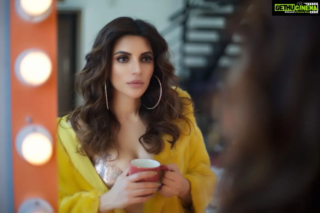 Shama Sikander Instagram - Ek cup coffee ki chai? Are you a chai person or coffee person write in comments below ☕️ . . . #beautiful #picture #cutie #cup #coffee #chai #love #yellow #pure #happymood #photooftheday #shamasikander Mumbai, Maharashtra