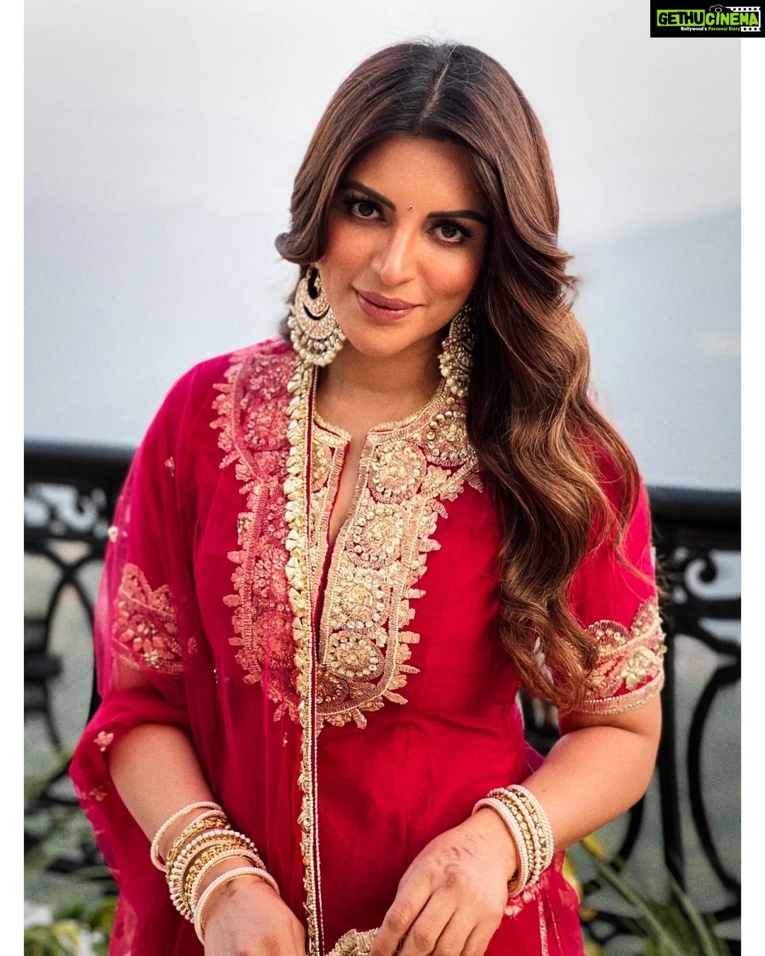 Shama Sikander Instagram - A beautiful Blissful colorful Blessed day in The mountains🏔 ♥️😇🥳 . . My Jewellery:- @studio6jewels James’s Bundy:- @rajeefromrajees . . . #beautiful #colorful #blessedday #happiness💕 #fun #crazy #friends #friendslikefamily #enjoy #gratitude #blessed #shamasikander