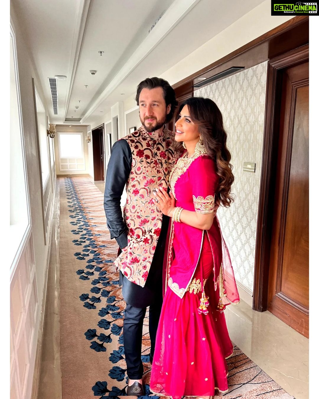 Shama Sikander Instagram - A beautiful Blissful colorful Blessed day in The mountains🏔 ♥️😇🥳 . . My Jewellery:- @studio6jewels James’s Bundy:- @rajeefromrajees . . . #beautiful #colorful #blessedday #happiness💕 #fun #crazy #friends #friendslikefamily #enjoy #gratitude #blessed #shamasikander