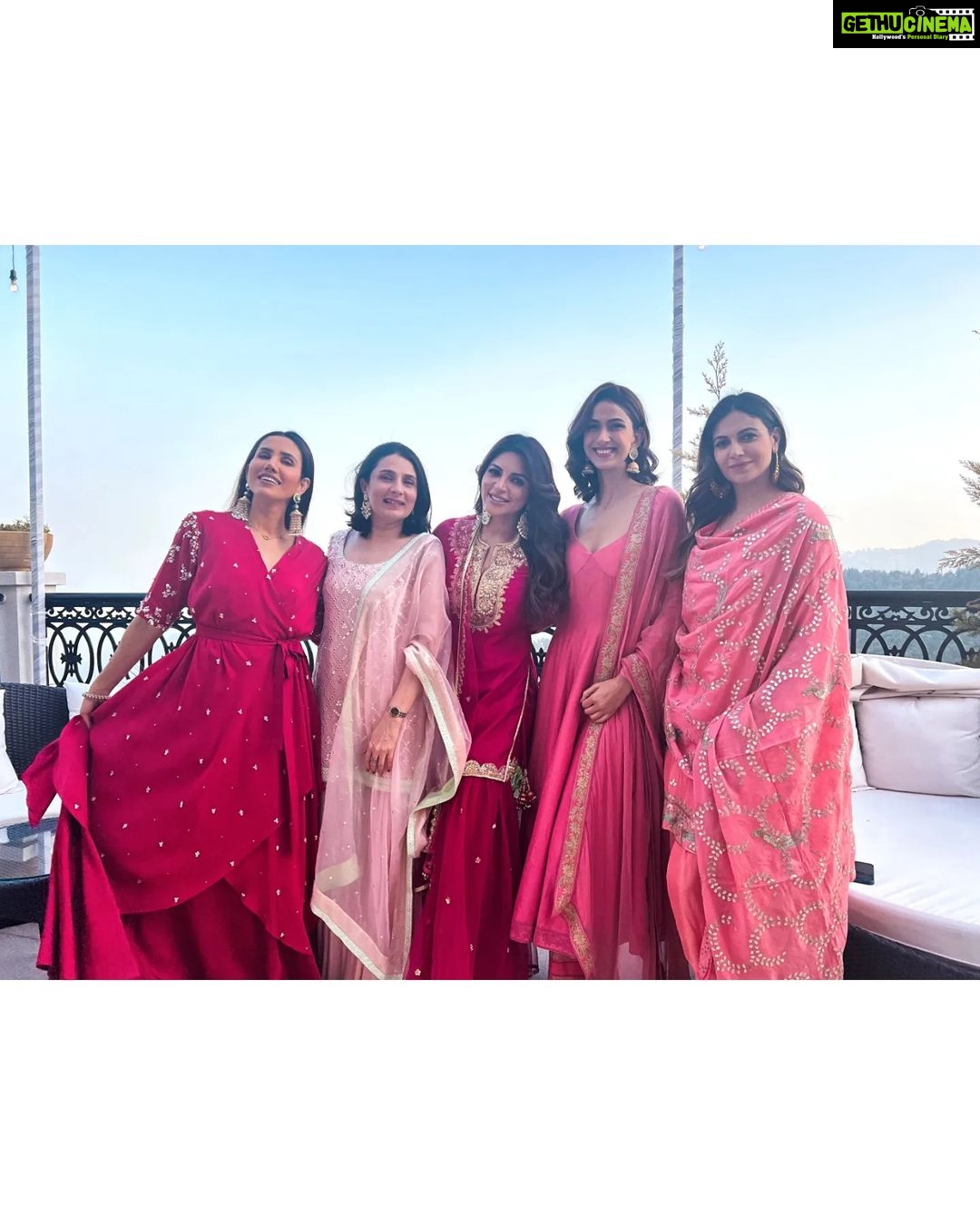 Shama Sikander Instagram - A beautiful Blissful colorful Blessed day in The mountains🏔 ♥️😇🥳 . . My Jewellery:- @studio6jewels James’s Bundy:- @rajeefromrajees . . . #beautiful #colorful #blessedday #happiness💕 #fun #crazy #friends #friendslikefamily #enjoy #gratitude #blessed #shamasikander