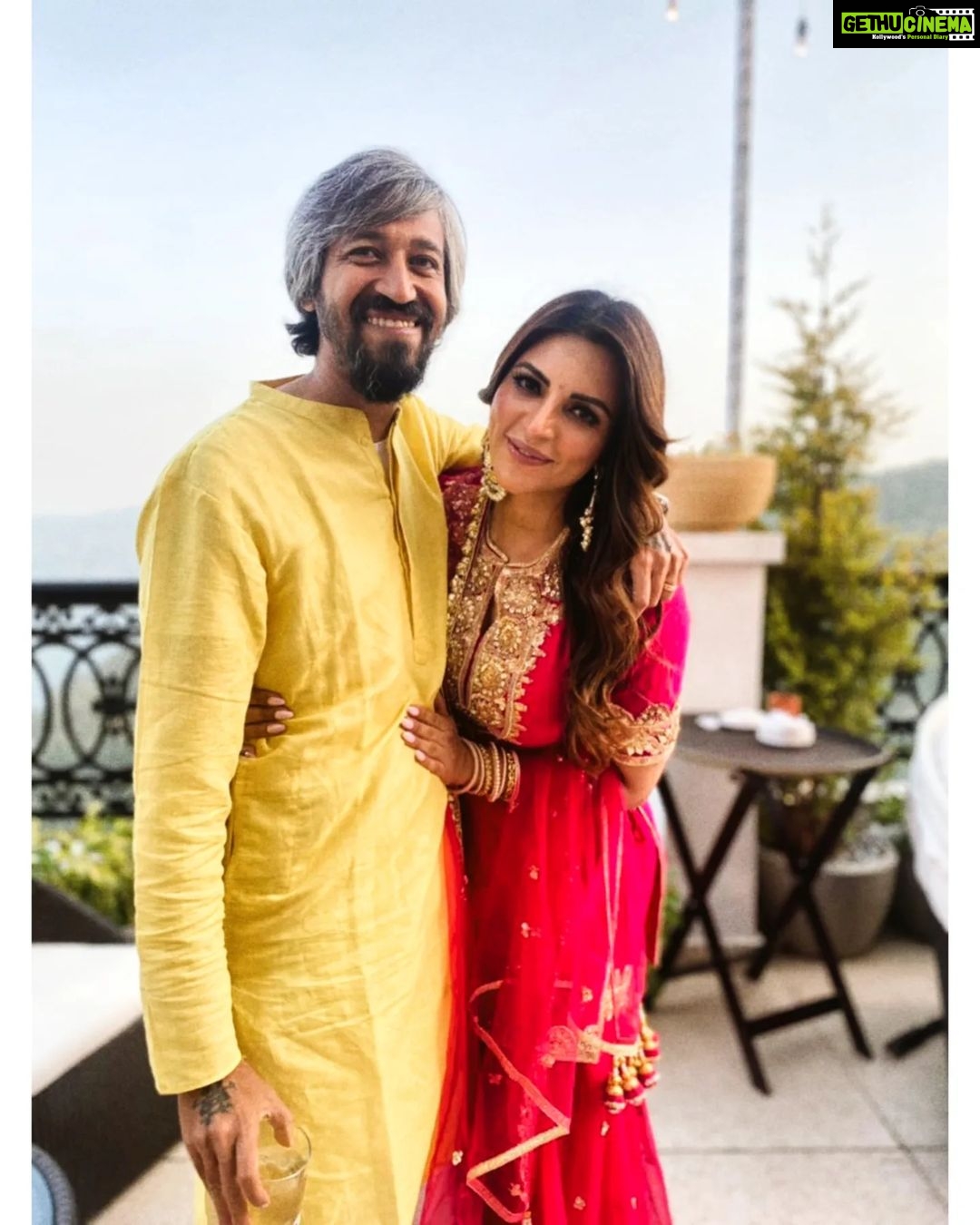 Shama Sikander Instagram - A beautiful Blissful colorful Blessed day in The mountains🏔 ♥️😇🥳 . . My Jewellery:- @studio6jewels James’s Bundy:- @rajeefromrajees . . . #beautiful #colorful #blessedday #happiness💕 #fun #crazy #friends #friendslikefamily #enjoy #gratitude #blessed #shamasikander
