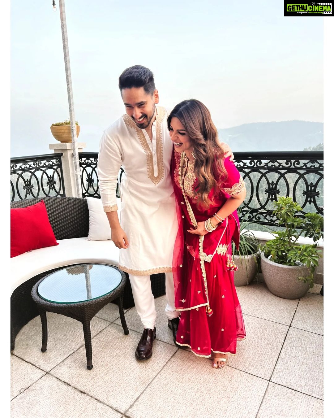 Shama Sikander Instagram - A beautiful Blissful colorful Blessed day in The mountains🏔 ♥️😇🥳 . . My Jewellery:- @studio6jewels James’s Bundy:- @rajeefromrajees . . . #beautiful #colorful #blessedday #happiness💕 #fun #crazy #friends #friendslikefamily #enjoy #gratitude #blessed #shamasikander