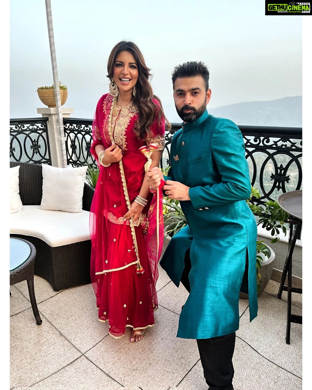 Shama Sikander Instagram - A beautiful Blissful colorful Blessed day in The mountains🏔 ♥️😇🥳 . . My Jewellery:- @studio6jewels James’s Bundy:- @rajeefromrajees . . . #beautiful #colorful #blessedday #happiness💕 #fun #crazy #friends #friendslikefamily #enjoy #gratitude #blessed #shamasikander