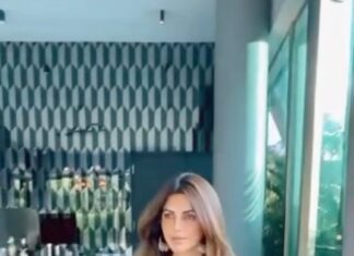 Shama Sikander Instagram - Ufff this heat wave….who wants to get into the pool??? #heat #hot #garmi #feelinghot #swimwear #swimmingpool #fashion #stylish #liveinstyle #fashionista #fashionicon