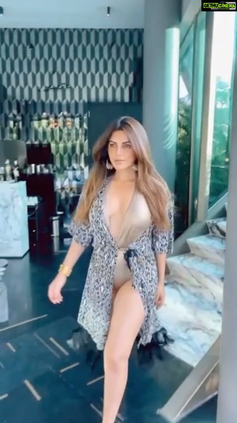 Shama Sikander Instagram - Ufff this heat wave….who wants to get into the pool??? #heat #hot #garmi #feelinghot #swimwear #swimmingpool #fashion #stylish #liveinstyle #fashionista #fashionicon