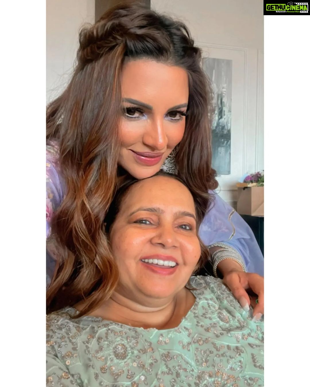 Shama Sikander Instagram - A full House, some Great food and great company... Eid was indeed Mubarak😇😇 . . . #EidMubarak #Everyone #eidalfitr #celebration #friends #family #eidparty #eidvibes #alhamdulillah #gratitude #blessed #happiness💕 #mumbai #shamasikander Mumbai, Maharashtra