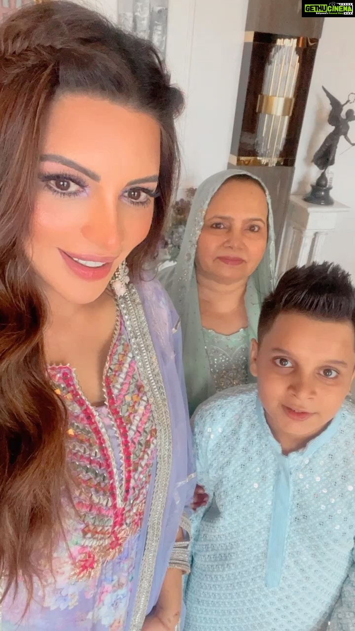 Shama Sikander Instagram - #EIDMUBARAK TO EVERYONE ….😇 #eid #festival #festivities #india #family #celebration