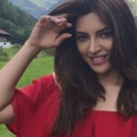 Shama Sikander Instagram - In Love with this Place ❤️ Comments m batao kaun si jagah hai yeh ? . . . #lovely #place #throwback #red #love #nature #weather #reelsinstagram #reelkarofeelkaro #reelsitfeelit #reelsvideo #trending #viralpost #shamasikander #shamasikanderreels