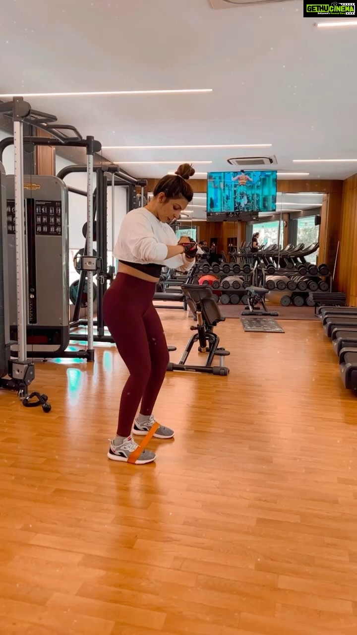 Shama Sikander Instagram - #workout stay #strong….#buildyourself💪🏻💪🏻 #motivation #music #gym #strengthen #endurance #staystrong #motivated #thursdaymotivation