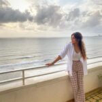 Shama Sikander Instagram - Meet me where the Sky touches the Sea 🌊 . . . . #beautiful #love #sky #sea #happiness #photooftheday #gratitude #positivevibes #inspiration #gorgeous #loveyourself #shamasikander #positivevibesonly