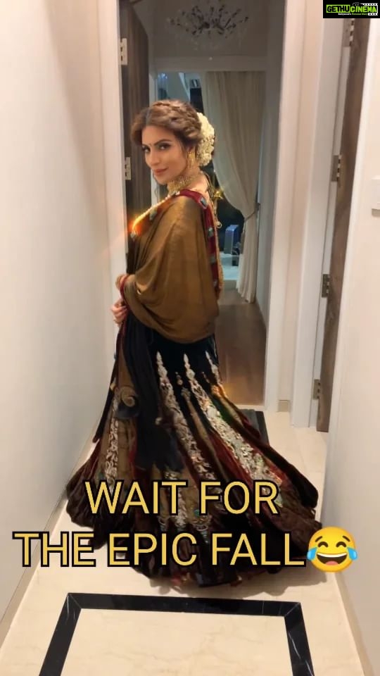 Shama Sikander Instagram - Kya Aapke logo sath kabhi aisa hua hai... Spoiler:- Don't Miss the End π . . . #fall #comedyvideos #spoiler #reelsinstagram #reelkarofeelkaro #reelitfeelit #reels #reelsvideo #viralvideos #shamasikander #shamasikanderreels Mumbai, Maharashtra