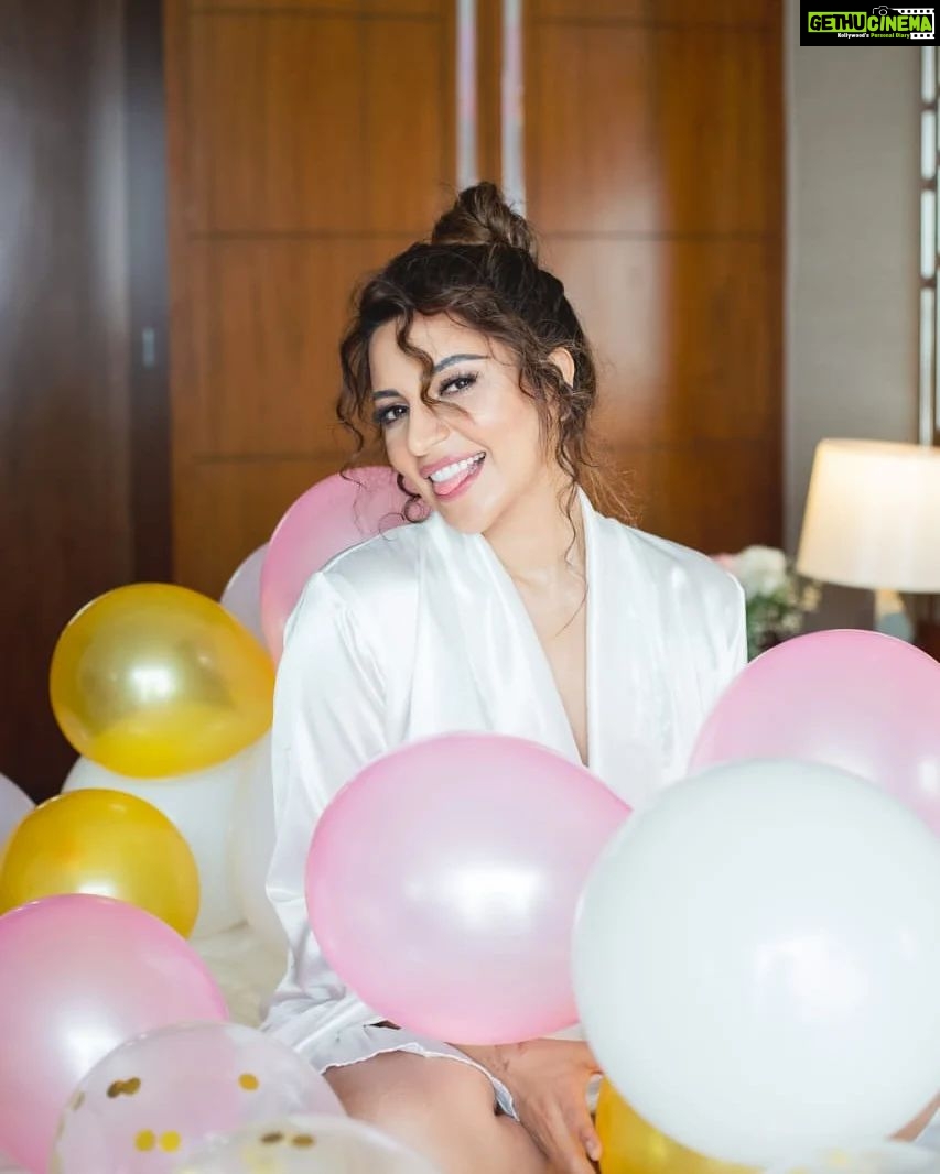 Shama Sikander Instagram - Haye Meri Cutie 🥰 . . . #beautiful #picture #cutie #nature #gratitude #love #pure #happiness #motivation #positivevibes #inspiration #believe #blessed #shamasikander Mumbai, Maharashtra