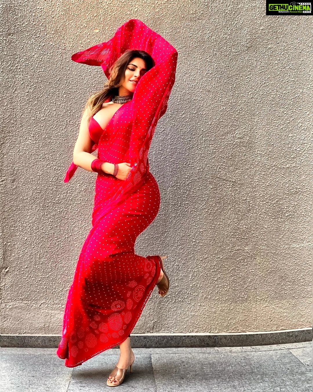 Shama Sikander Instagram - Le jaayein Mujhe kahaan Hawayein, hawayein… . . . #beautiful #saree #red #love #bollywood #song #actorslife #blessed #myfansmyfamily #respect #support #inspiration #loveyourself #shamasikander #positivevibesonly Mumbai, Maharashtra