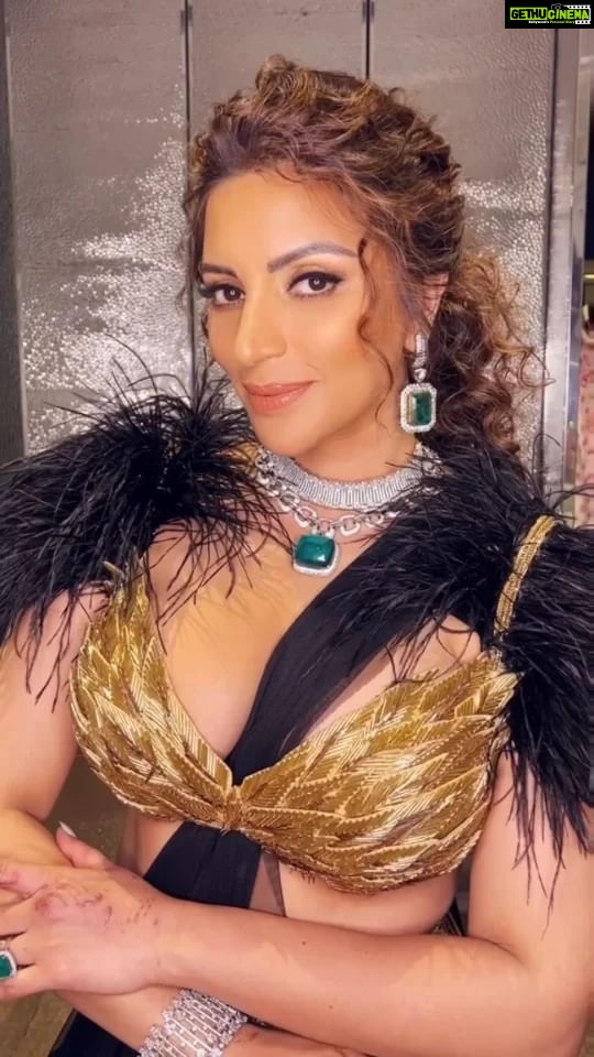Shama Sikander Instagram - I wish it was so easy to do transitions in life so fast!!! . . . . . #smile #transition #stylish #love #stylish #fashion #throwback #explorepage✨ #sangeetnight #selflove #traditional #reelsinstagram #reelkarofeelkaro #reelsvideo #shamasikanderreels #shamasikander