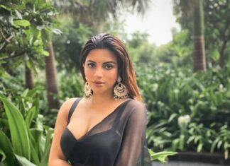 Shama Sikander Instagram - Flaunting My Indian Ness.... . . . #love #saree #indianwear #black #posy #happysunday #gratitude #loveyourself #mood #photooftheday #believe #shamasikander Mumbai, Maharashtra