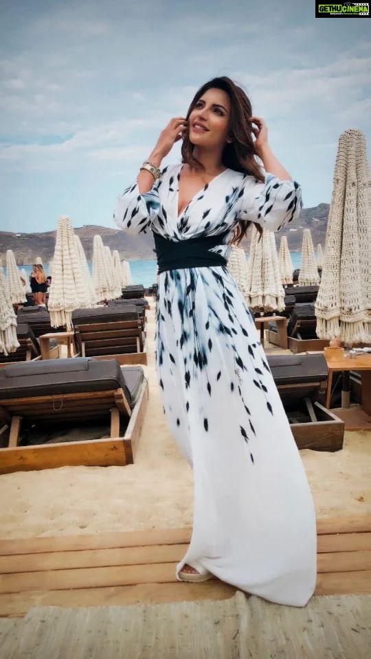 Shama Sikander Instagram - Gulabi Hai Safar🎶🎶 . . . #gulabihaisafar #bollywood #song #actorslife #shamasikander #shamasikanderreels #reels #reelitfeelit #reelkarofeelkaro #reelsvideo #likeforlikes #share #comment #explore