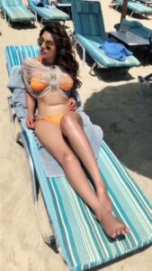 Shama Sikander Instagram - Style What Comforts You.... . . . #style #mood #classy #attitude #shamasikander #shamasikanderreels #reels #reelitfeelit #reelkarofeelkaro #reelsvideo #trending #viralvideos #explorepage✨