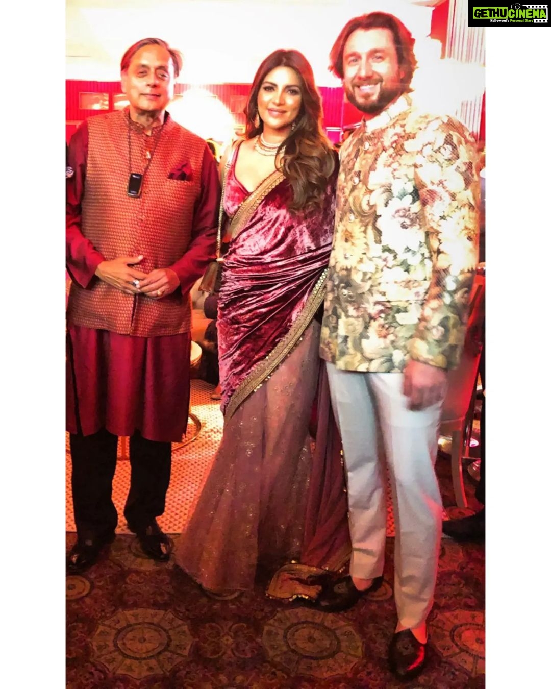 Shama Sikander Instagram - A full House, some Great food and great company... Eid was indeed Mubarak😇😇 . . . #EidMubarak #Everyone #eidalfitr #celebration #friends #family #eidparty #eidvibes #alhamdulillah #gratitude #blessed #happiness💕 #mumbai #shamasikander Mumbai, Maharashtra