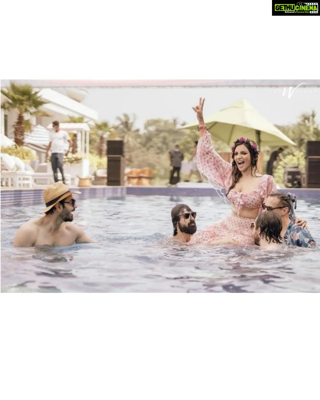 Shama Sikander Instagram - Apsara✨✨ . . . #bollywoodmusic #actorslife #viralvideos #shamasikander #shamasikanderreels #reelsinstagram #trendingvideos #reelkarofeelkaro #reelitfeelit #trendingreels #viral #exploremore Mumbai, Maharashtra