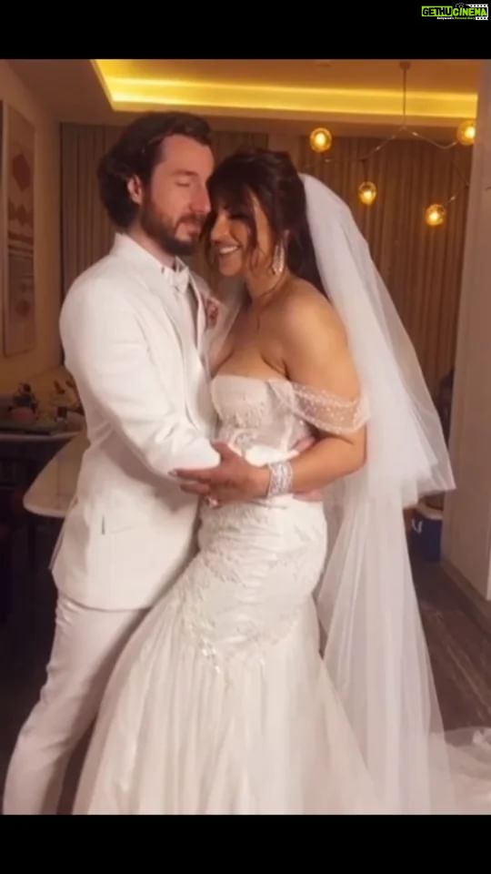Shama Sikander Instagram - ♥️♥️♥️♥️.... @jamesmilliron Which is your favourite look? Comment below 👇 . . . #jamsham #couplegoals #couplevideos #bridegroom #wedding #goa #throwback #love #life #shamasikander #shamasikanderreels #reelkarofeelkaro #reelvideo #reelitfeelit #trendingvideos #explorepage✨ Goa