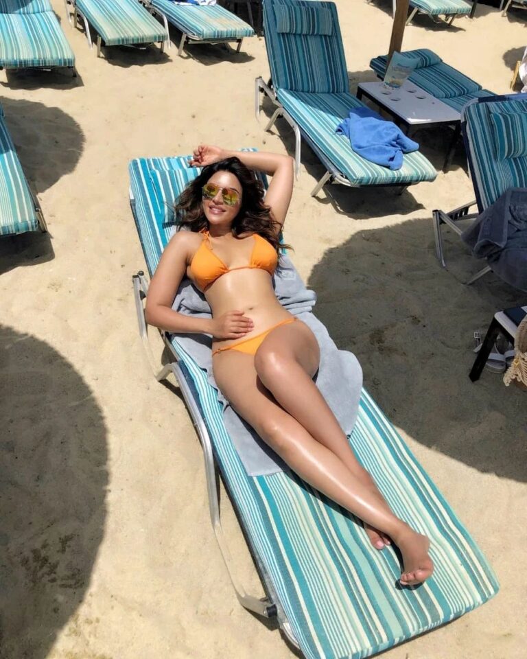 Shama Sikander Instagram - Clearly it’s summer time and I’m missing beach 🏖 🤷🏻‍♀️ . . . #takemetobeach #holiday #summertime #beachlife #summervibes #fundays #throwback #lifeisgood #gratitude #beachvibes #sand #style #shamasikander #holidaystyle
